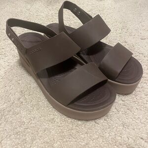 Adorable Crocs Brown Platform Sandals- perfect for Summer!